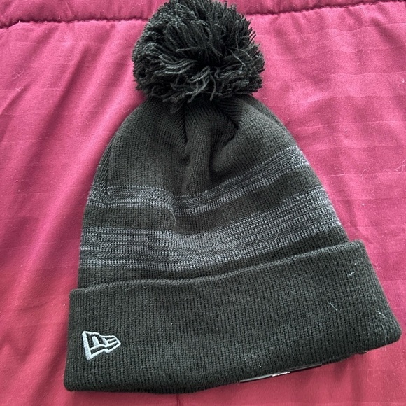 Las Vegas Raiders New Era Dispatch Cuffed Knit Hat With Pom - Black - Picture 3 of 3